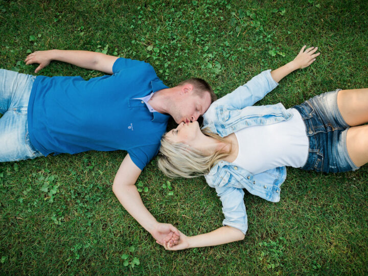 Zapad slnka, bozk, rande, trava, relax