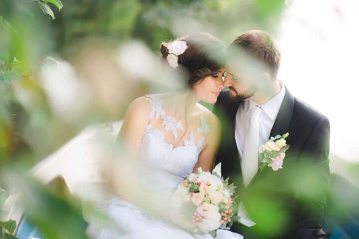 Loď, voda, les, nevesta, ženích