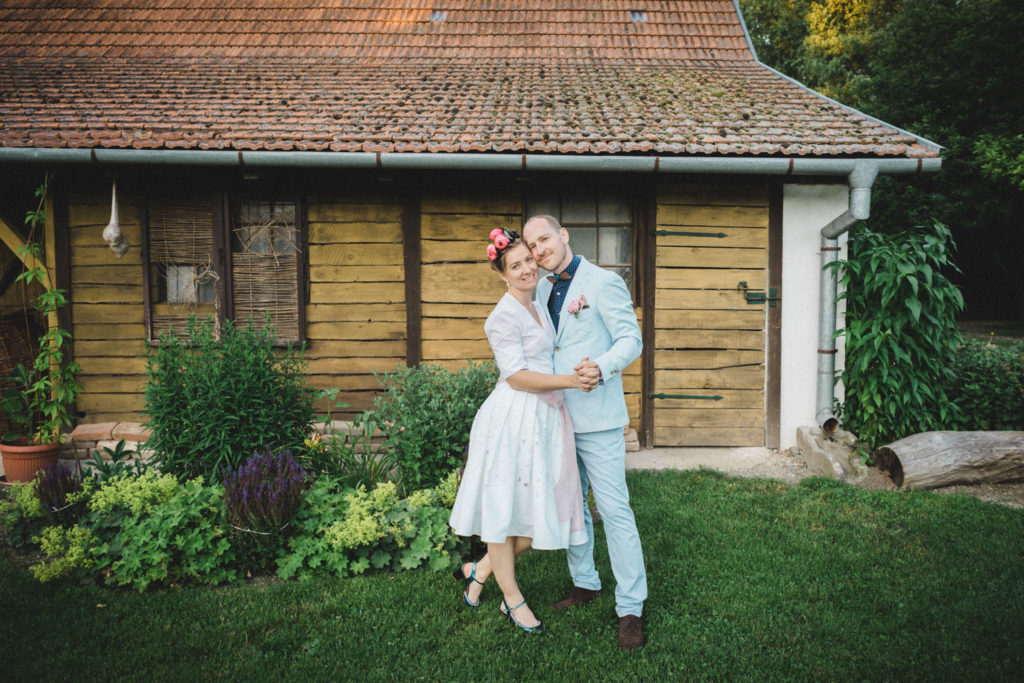 Svadba nevesta zenich bozk chalupa drevenica mlyn priroda voda zapad slnka