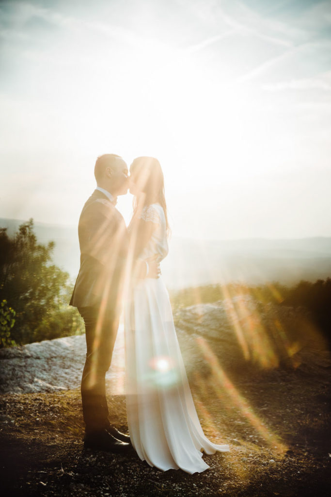 Svadba nevesta zenich skycov slnko vintage priroda vyhlad